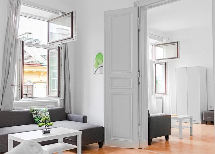 Apartment Pleasing 2br Apt. Akh-perfect For Groups