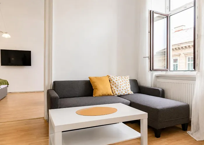 Apartment Pleasing 2br Apt. Akh-perfect For Groups *