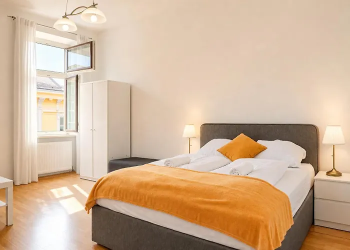 Apartment Pleasing 2br Apt. Akh-perfect For Groups *