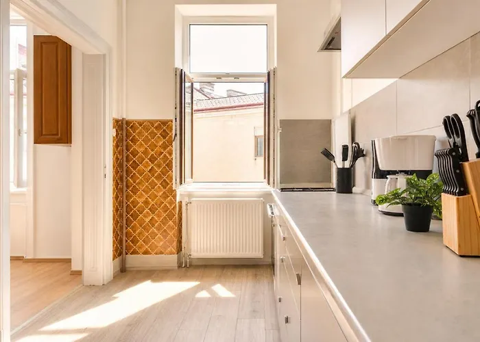 Apartment Pleasing 2br Apt. Akh-perfect For Groups *